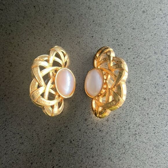 VINTAGE Jewelry Set Gold Plated Earrings Pearl Center Detail Long Pearl Necklace - Picture 3 of 6